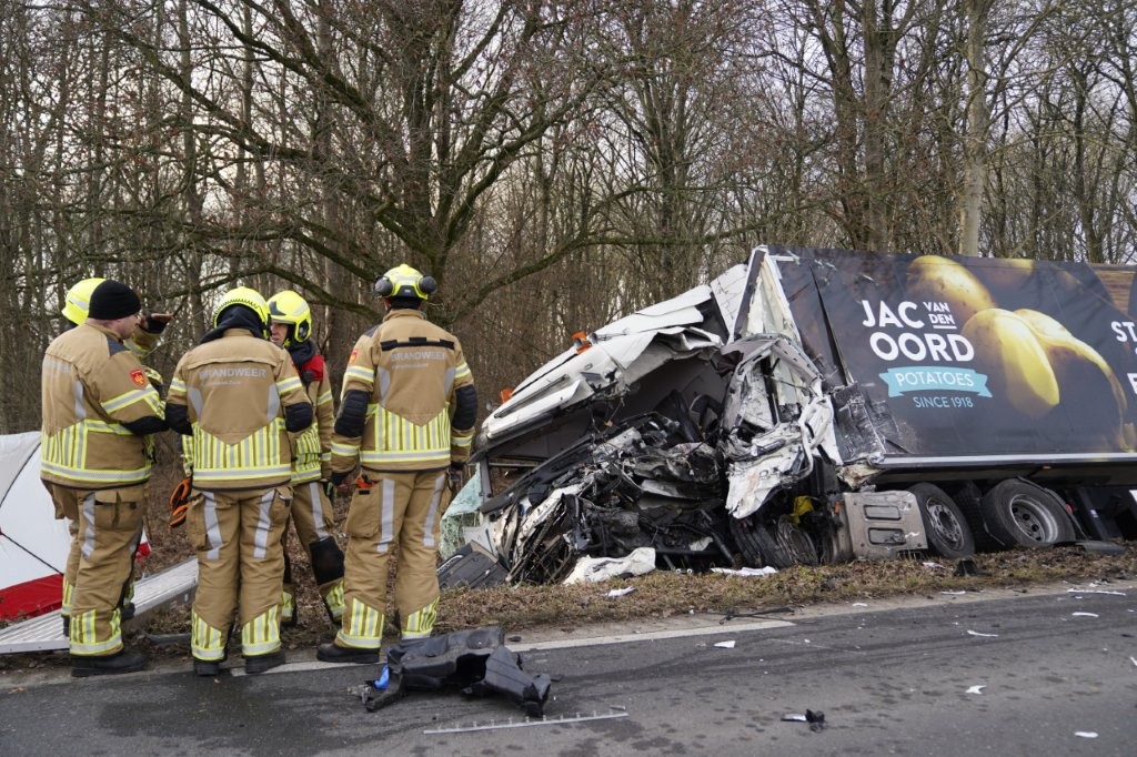 Vrachtwagenchauffeur (61) uit Vught overleden na botsing met kraan Bart Meesters 23 januari 2026