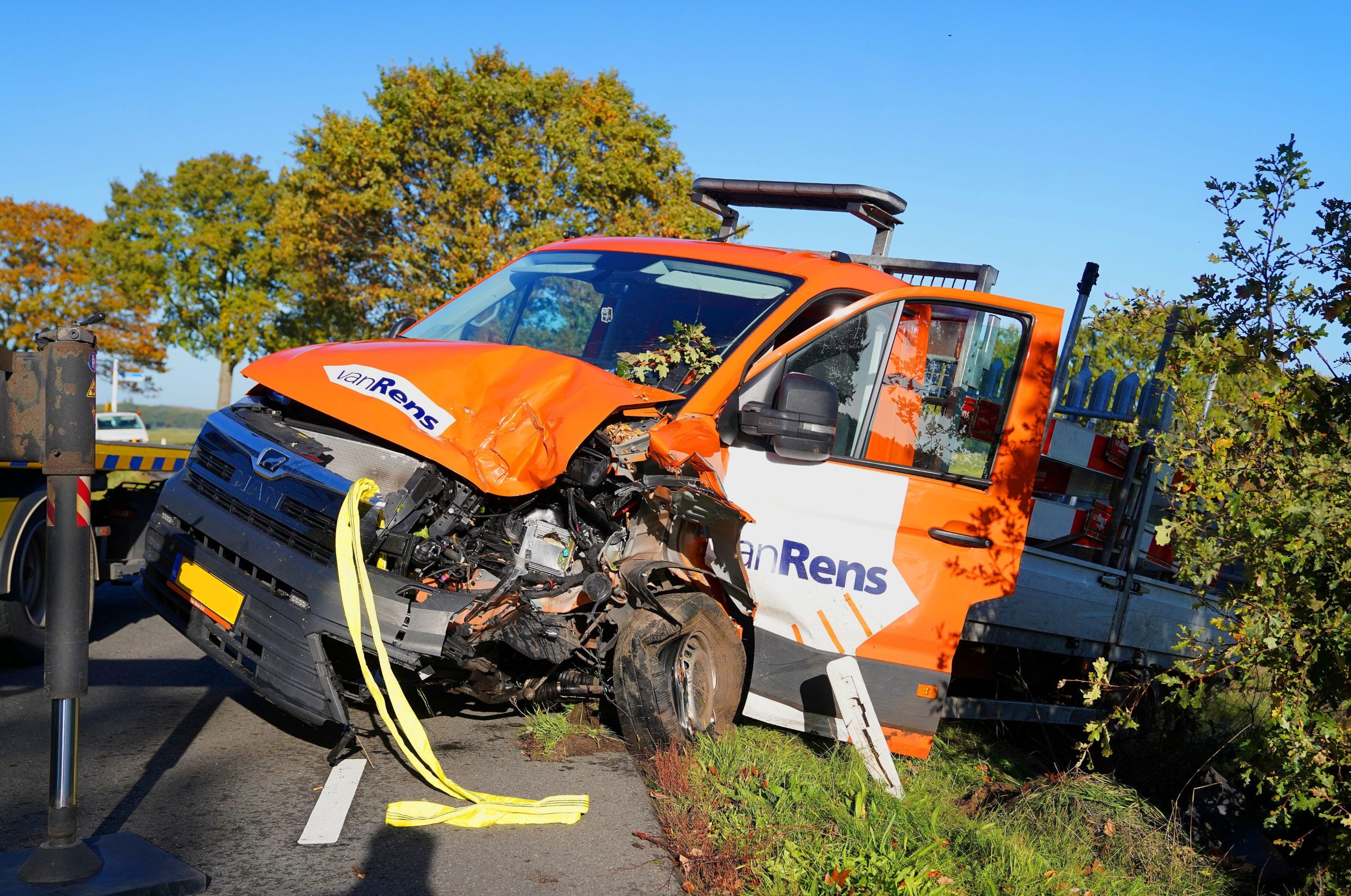 MeestersMultiMedia_20261028_Bakwagen_botst_tegen_boom_op_Nieuwkuijkseweg_1